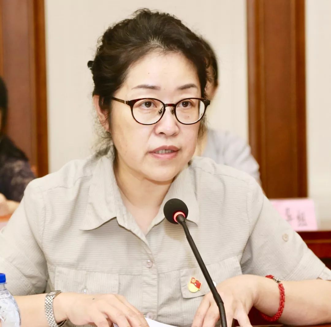 区委第二指导组 组长 谢爱华各单位统一思想,端正态度,以高度的政治