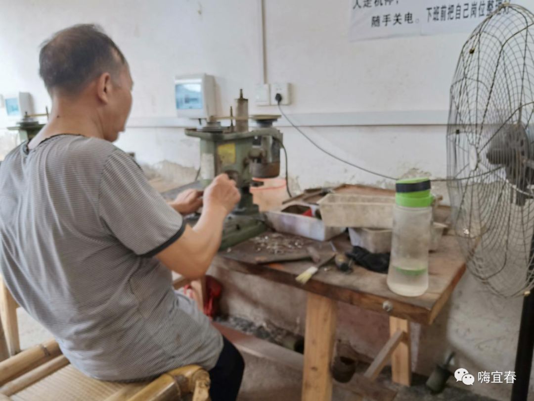 宜春这位贫困户破茧成蝶当上老板_黄光勇