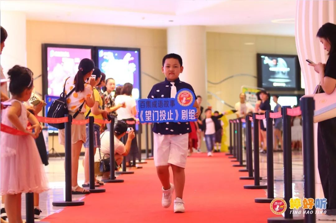 两边的家长们挥挥手落落大方的走在红毯上精心打扮的小朋友们晚礼服