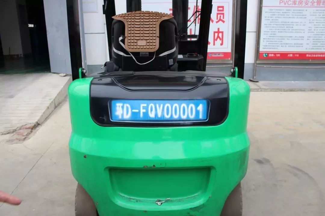 它来啦郯城县第一台非道路移动机械环保喷绘编码亮相