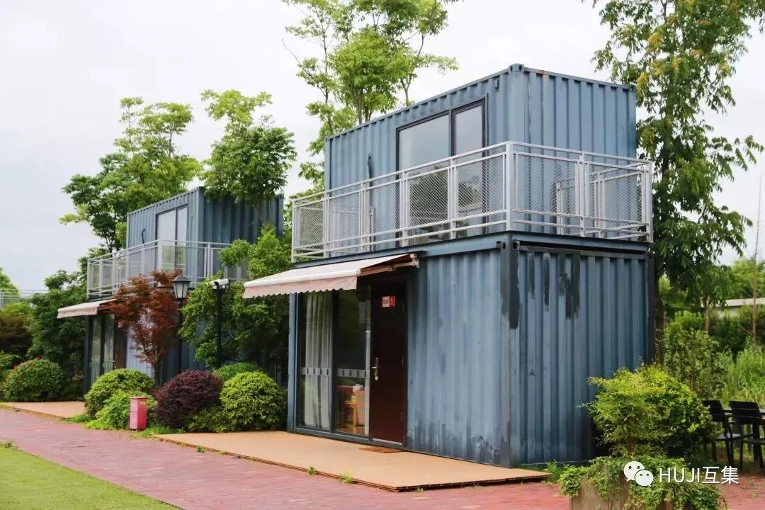 集装箱酒店室内装修设计凸显混搭风格,传统家俱和家电,空调,热水器等