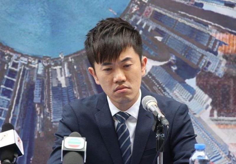 港独议员郑松泰辱骂民众抹黑警察倒插国旗被称反骨仔