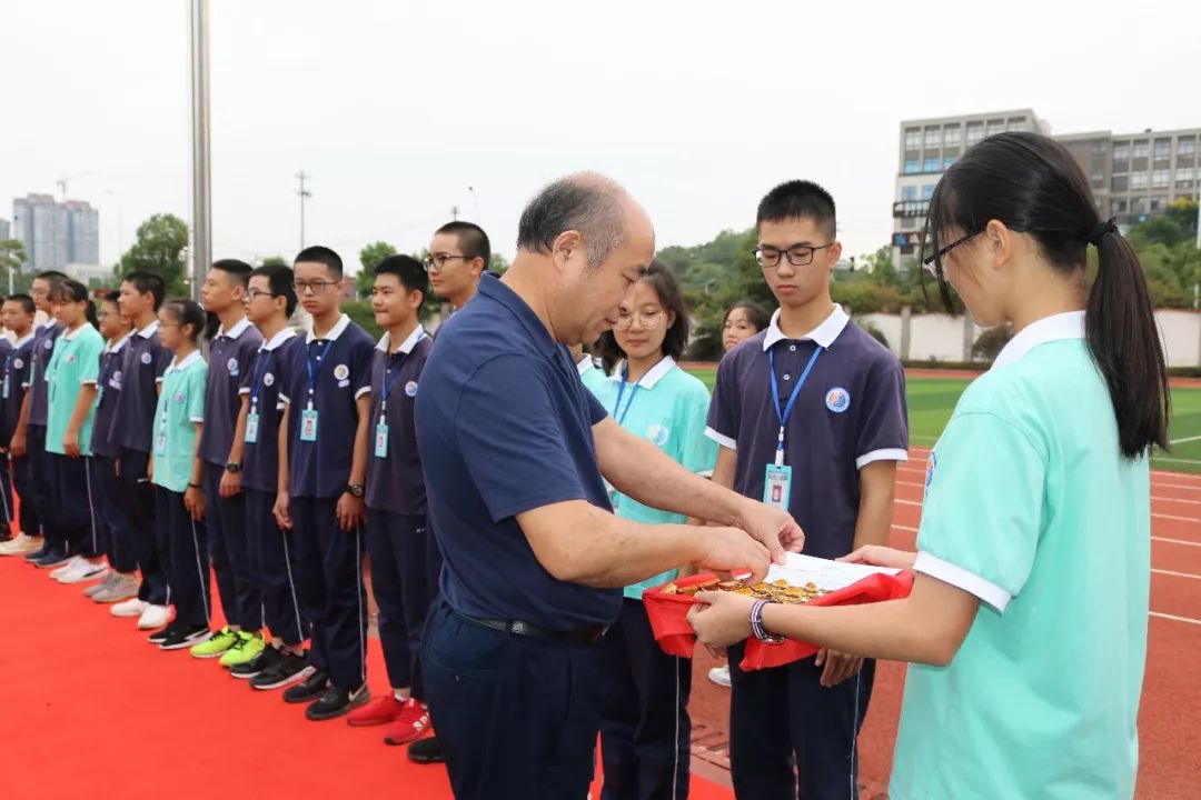 中国青少年机器人竞赛颁奖我校钟璨宇同学在2019年中国青少年机器人