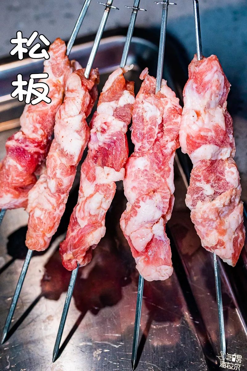 剔出6两松板肉松板肉取自猪颈两边松板一串接一串的吃根本停不下来!