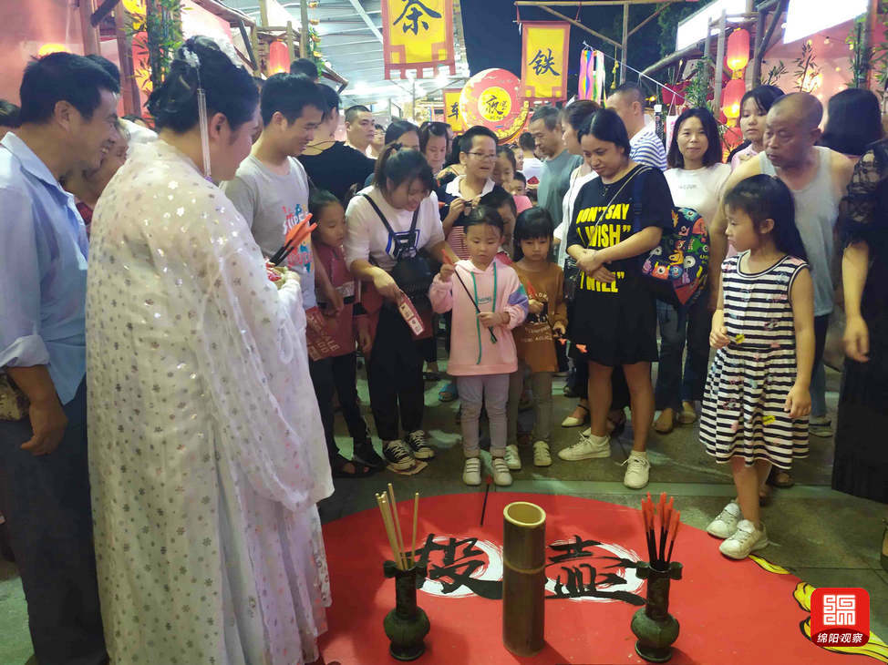 绵阳夜市来啦!汉服小姐姐约你一起逛,投壶,蹴鞠,画花灯,买买买