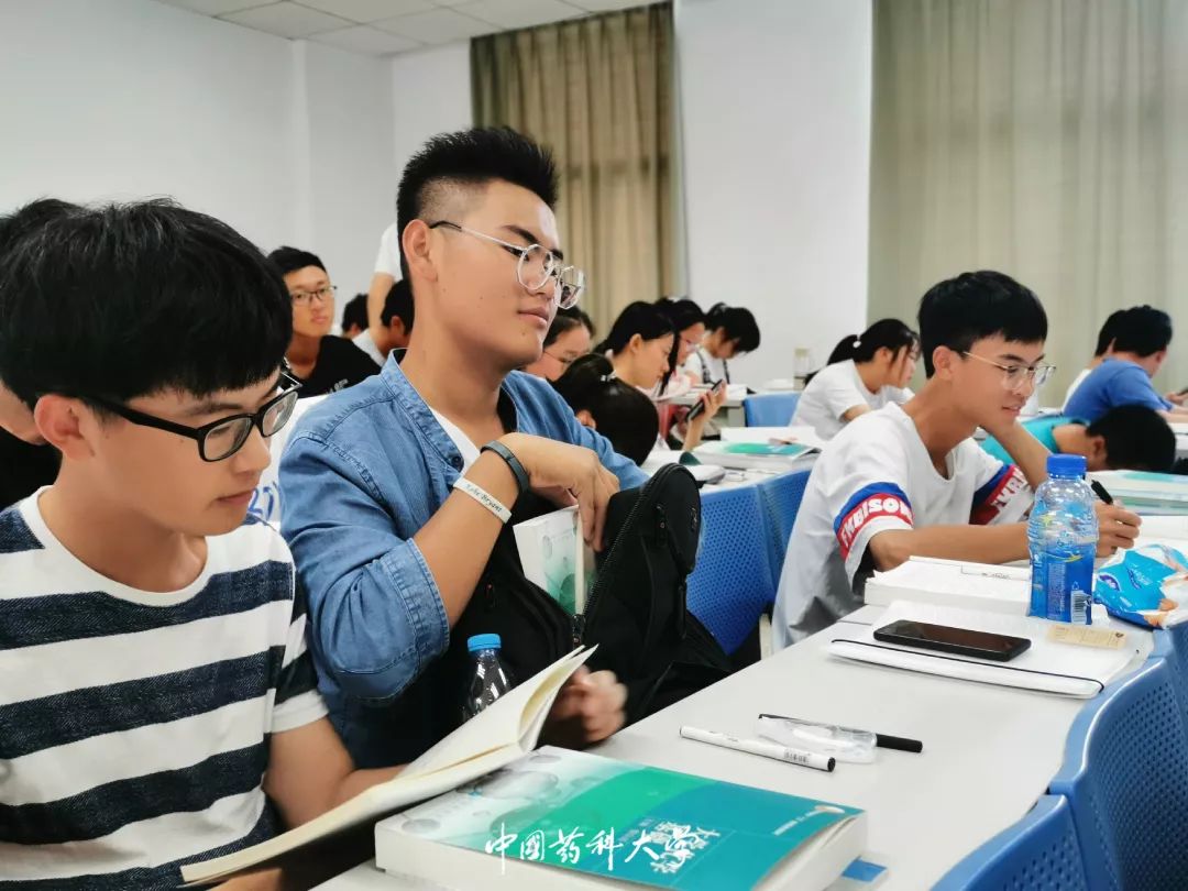 新生开课第一天—你认真学习的样子真美!_课堂