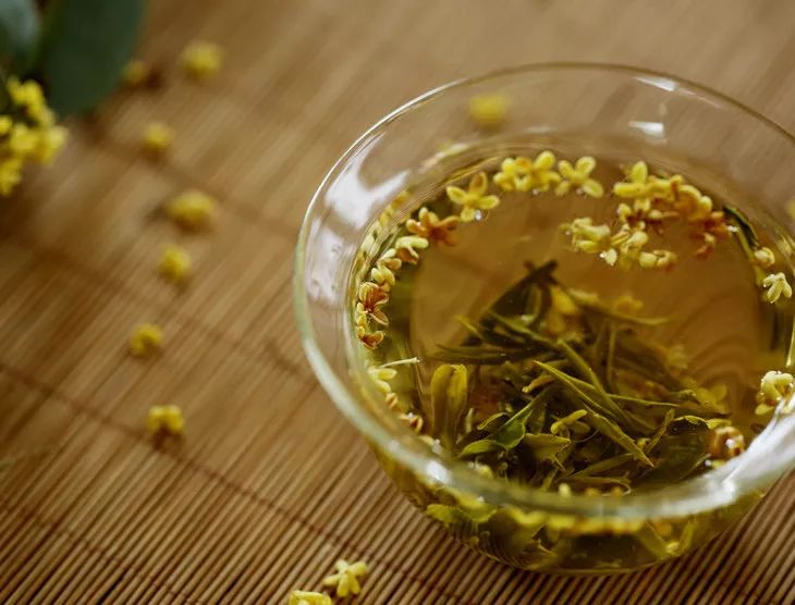 因地制宜,在杭州,秋季可以品尝到桂花龙井茶,据说把桂花和茶以1:3 的