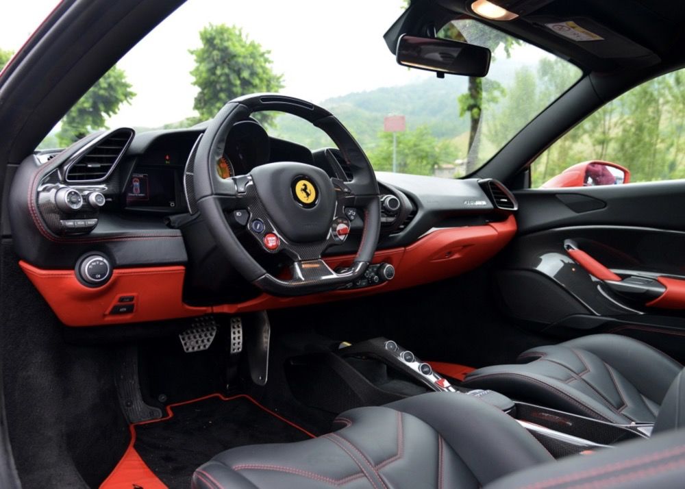 静态体验法拉利f8tributo售价300万的超级跑车值得买吗