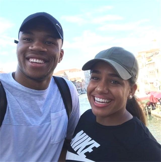 美女与怪兽字母哥女友迎27岁生日晒甜蜜热吻照告别世界杯阴影