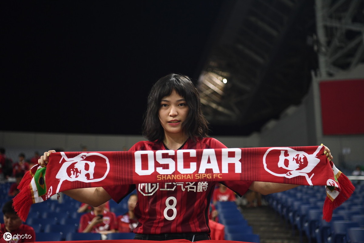 上海上港球迷远征军看台助威美女手持奥斯卡横幅今晚靠他了