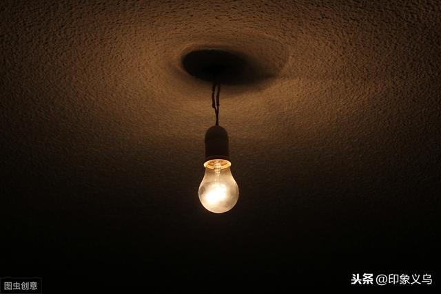 电灯亮了洋油灯暗了