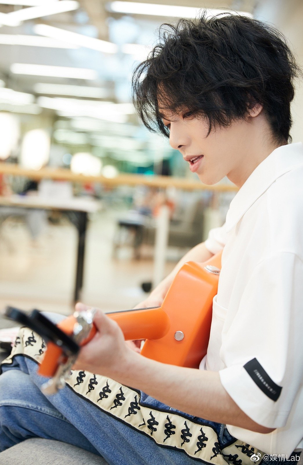 华晨宇专访幕后花絮照公开点此收获你的白t吉他少年