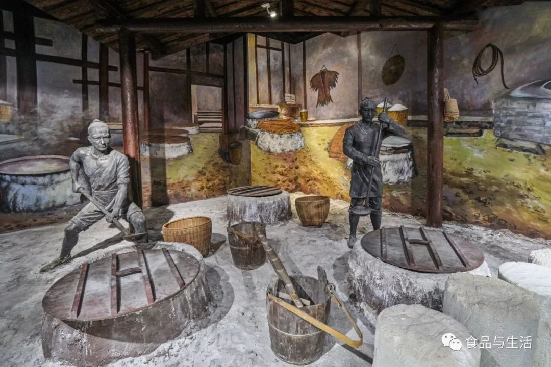 古代采盐场景上海东南沿海地区从唐末钱镠建吴越国开始,即有煮海制盐