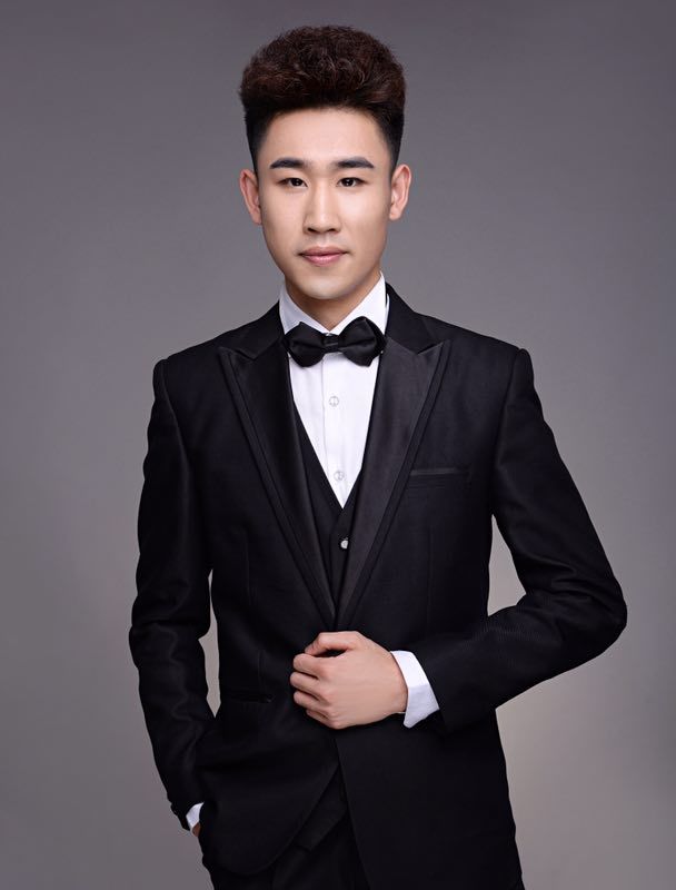 师从于男中音歌唱家李雷教授.