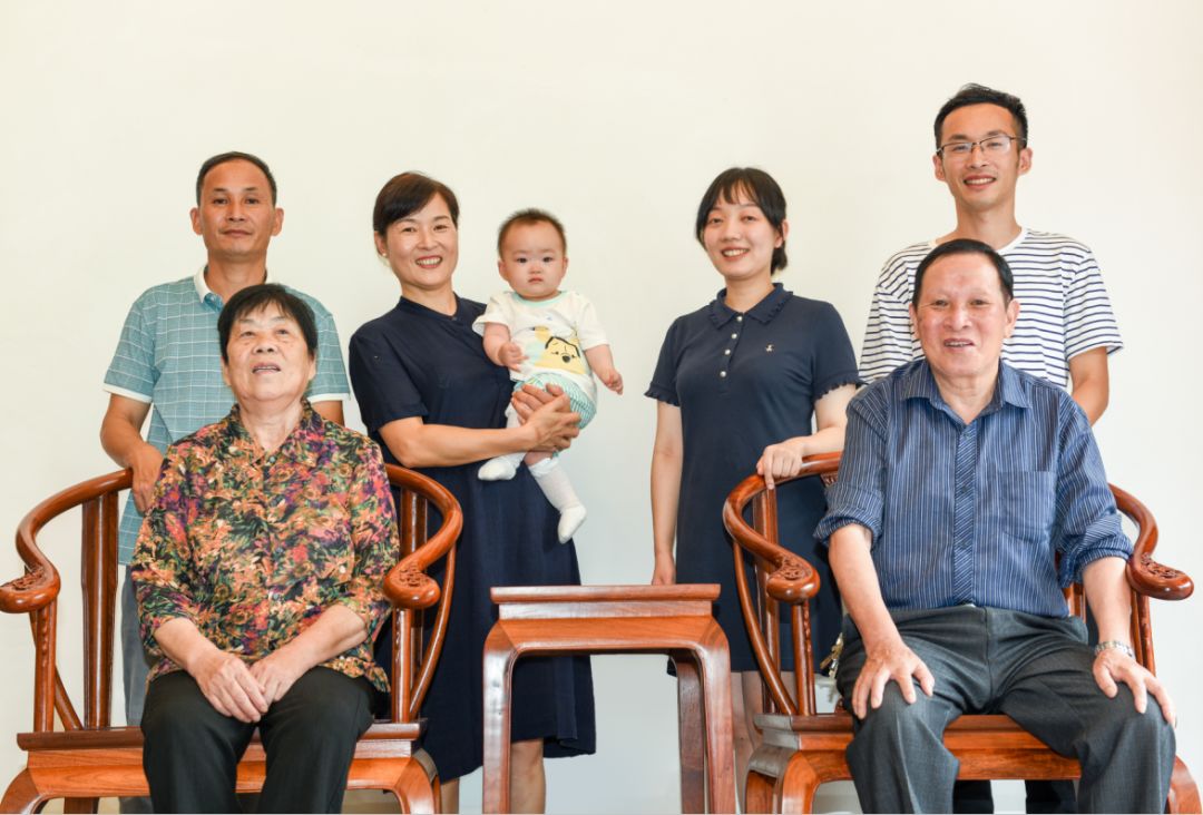 林丽玉家庭尊老爱幼,勤俭节约,幸福和睦,热心公益