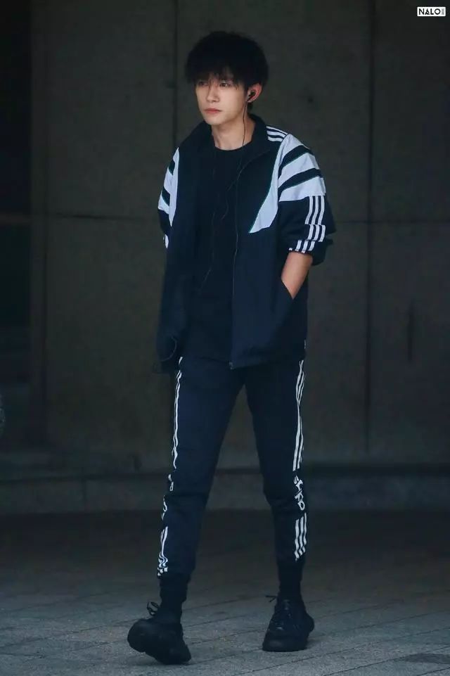 易烊千玺露袜穿搭合集 时尚达人玺子哥帅气出街_袜子