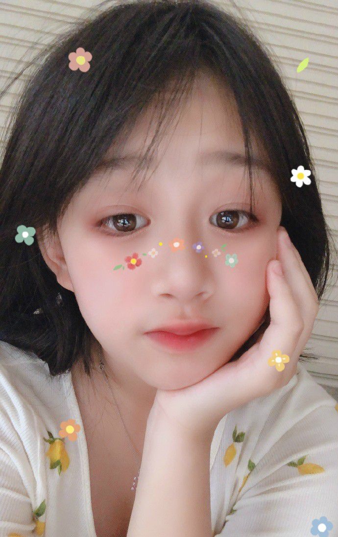 原创吴启华11岁女儿曝近照瓜子脸尖下巴超精致玩转滤镜似小网红