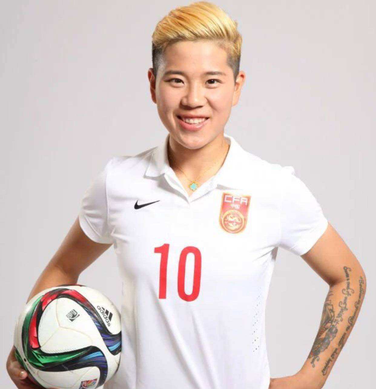 女足李影收藏c罗球鞋和香水,球迷:望提高女足收入_中国女足