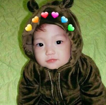 边伯贤的亲侄,侄子是迷你版"啵啵虎",侄女拥有伯贤同款嘴_金钟仁