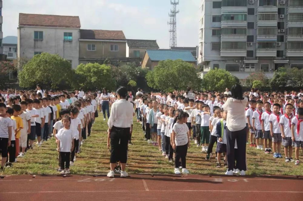 2019年绍兴市国旗下讲话征文活动颁奖暨赠书仪式在我市枫桥镇小举行