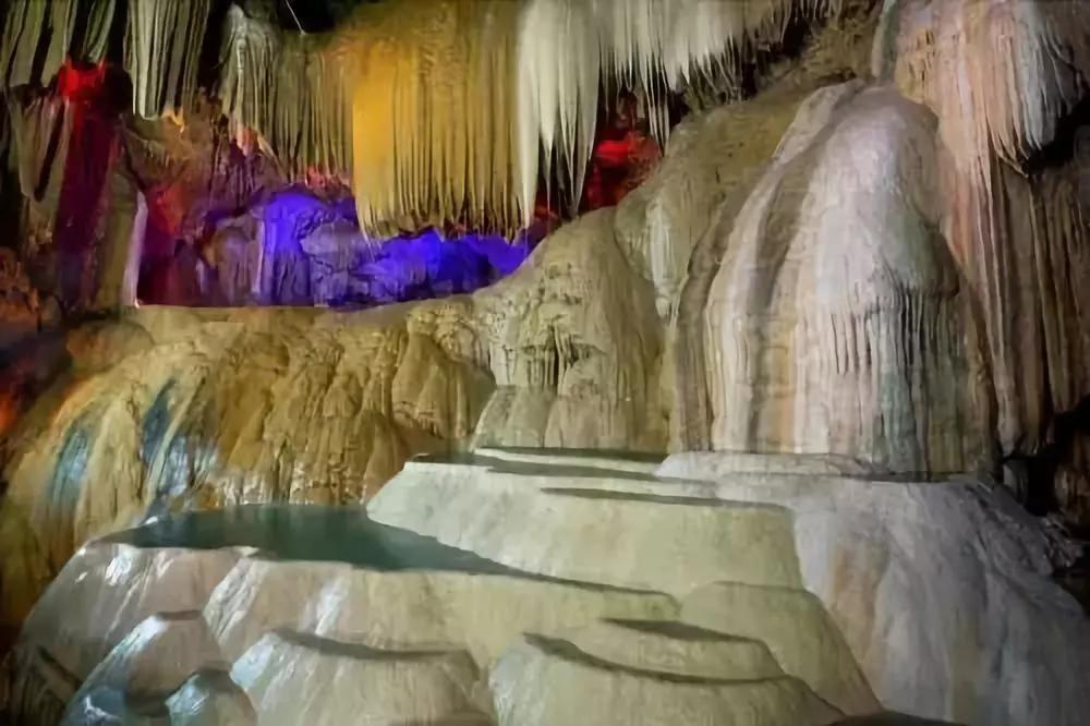 钟乳石遍布,有如石柱,石瀑,石钟,石帘,石笋,石塔,石花,石幔