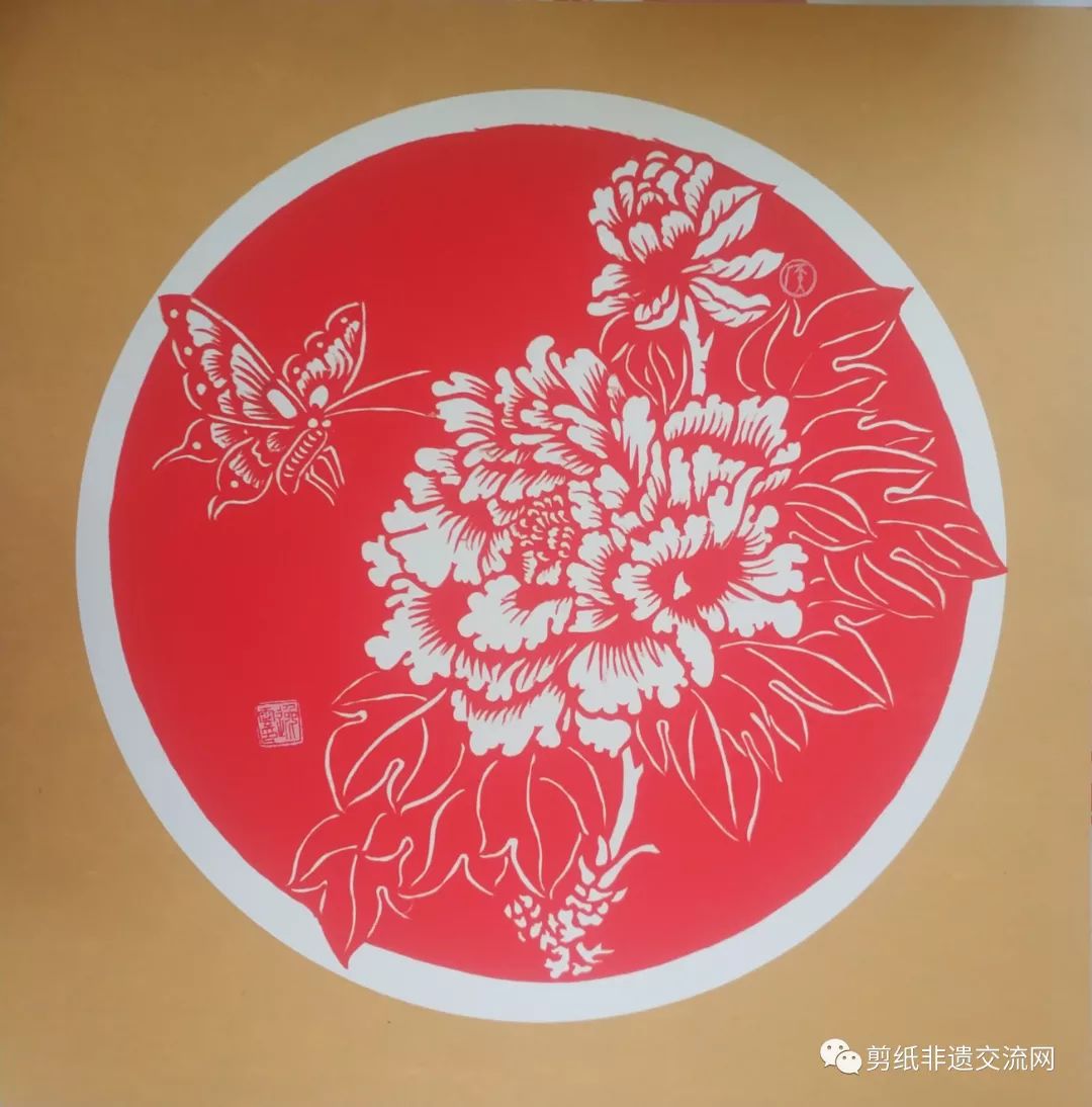 新疆石河子侯瑞云女士剪纸作品赏析_工艺美术