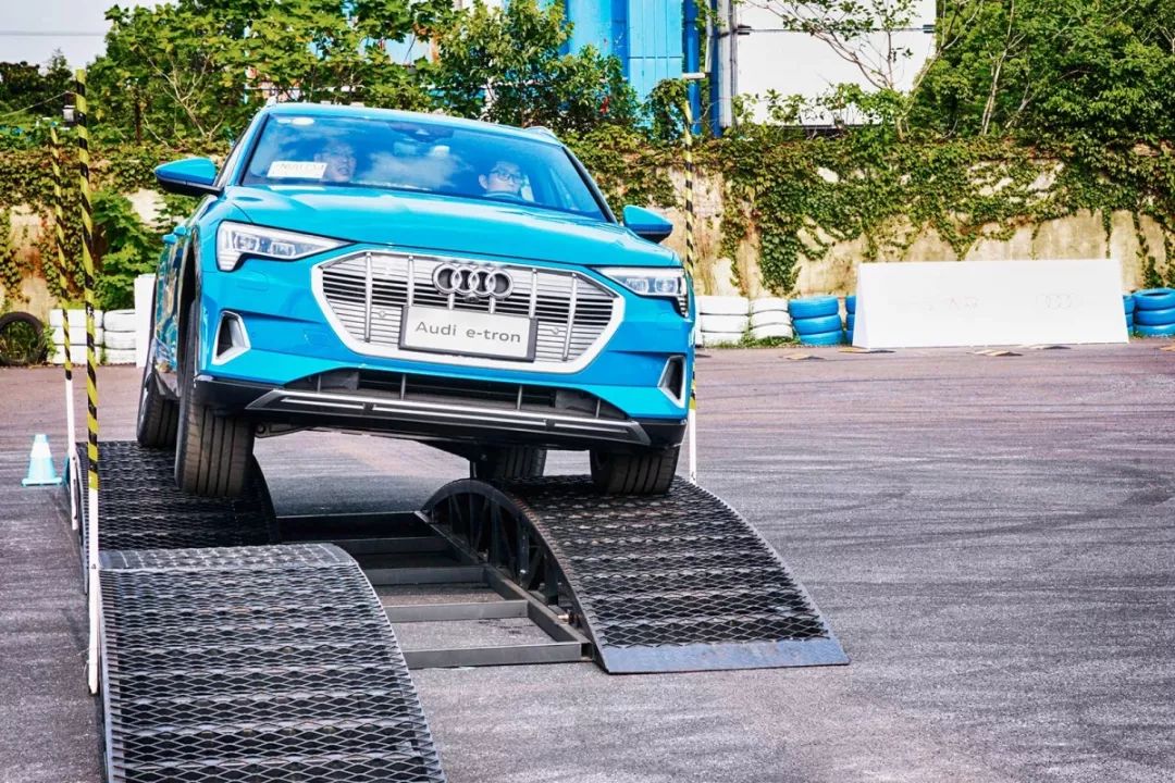 quattro电动四驱加持奥迪etron开辟豪华电动新时代