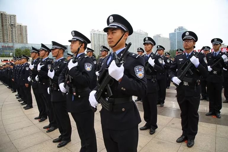 精神抖擞,斗志昂扬,组成的10个方队由兰山公安分局1000余名民警,辅警