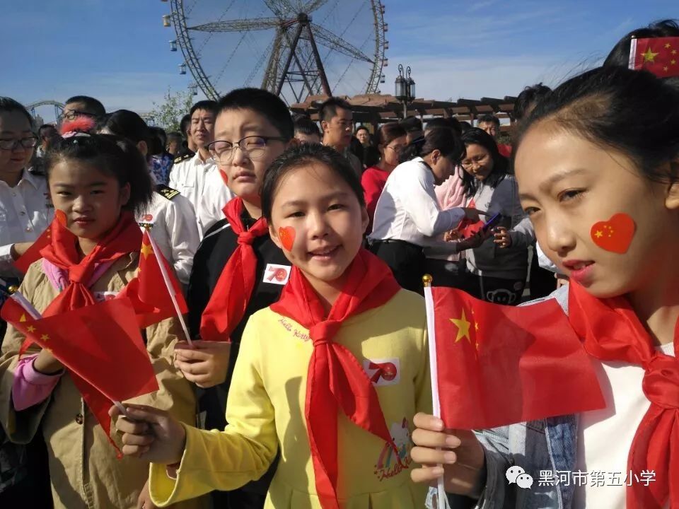 缤纷假日领巾飞扬传承爱国情黑河五小少先队员参加黑河团市委主题团日