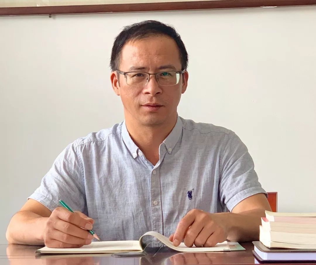 常州市谭市小学校长 张青锋谭市小学立足"小校不小"的办学起点,坚守"