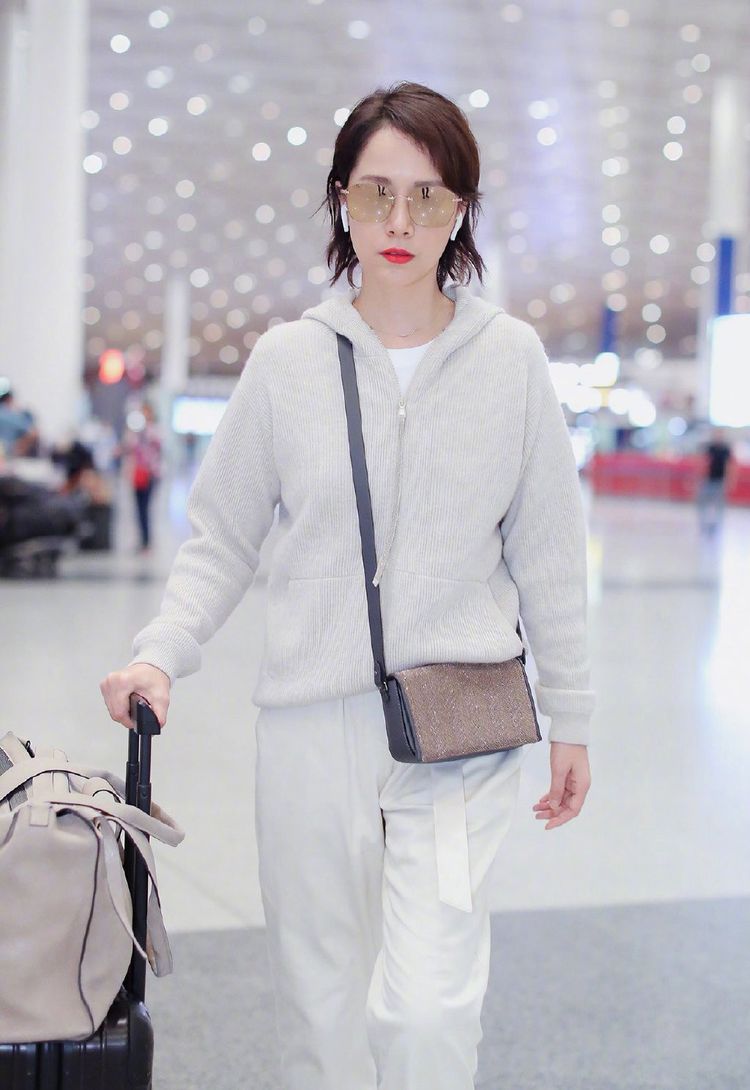 海清走机场照少女心爆棚穿连帽衫配白色九分裤简约舒适一举一动知性