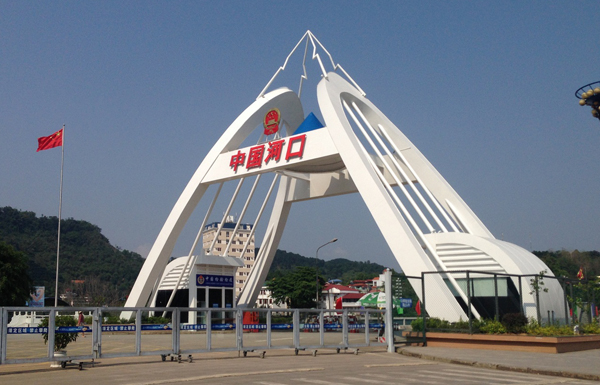 实拍中越边境河口升旗完毕口岸一开疯狂涌入中国的越南生意人