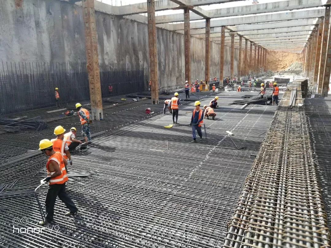 全球最大地下空间工程首仓底板混凝土完成浇筑