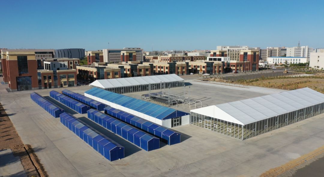 室内,室外2个展区,设置精品主题展厅2个,室内展位300个,室外展位100个