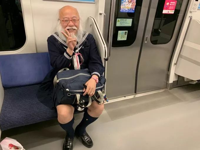 化身都市传说的水手服爷爷第一次穿女装竟是为了恰白饭