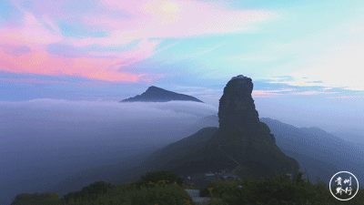 贵州的景色充满了灵性之美,漫步在烟雾缭绕的峡谷中,会有「日照香炉生