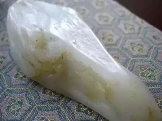 原来这是比和田玉籽料更稀少的玉石