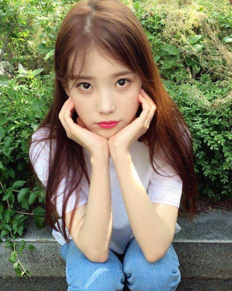 李知恩长得清新甜美,有着一身邻家少女的气质,但在音乐上却表现强劲