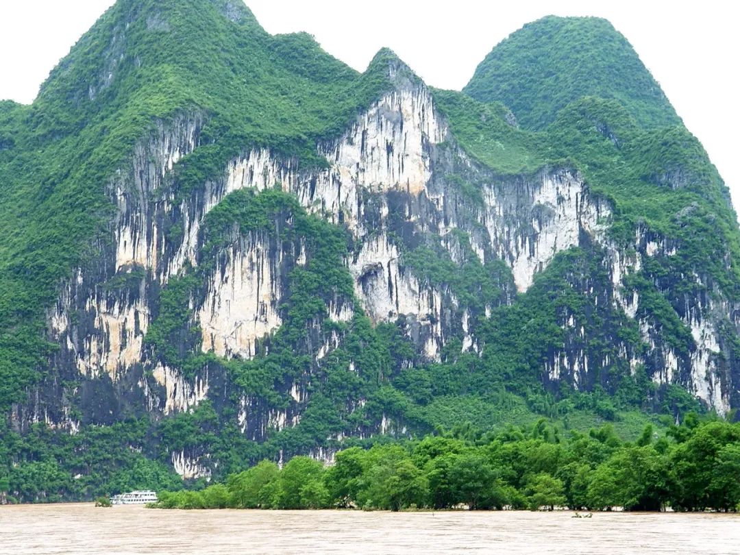 九馬畫山:站在江對岸遠望,或是乘坐竹筏到山下欣賞,山形十分獨特,石壁