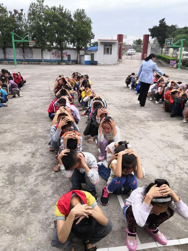 南溪街道石鹅小学开展地震应急逃生演练
