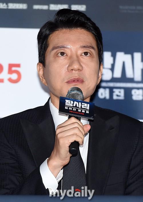 9月18日 下午,金明民等韩国艺人在首尔某影院出席了电影《长沙里》的