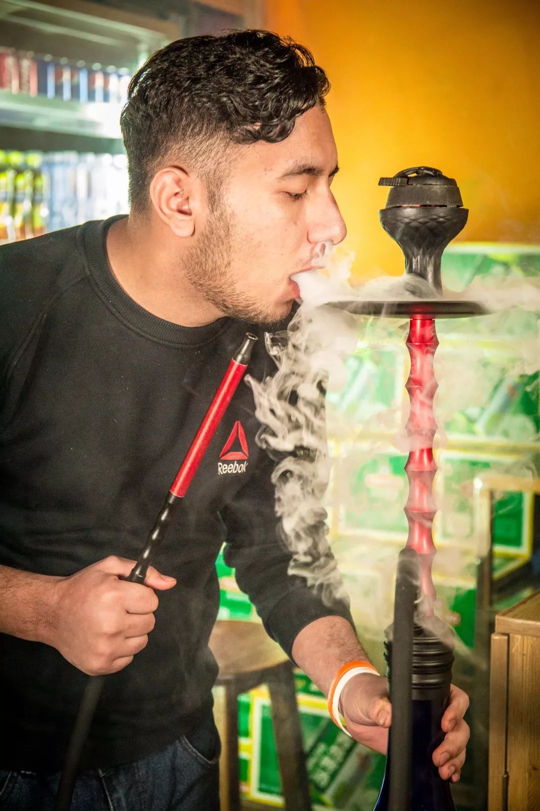 水烟的烟料由水果制成,口味清甜,尼古丁和焦油的含量极低,因而大受