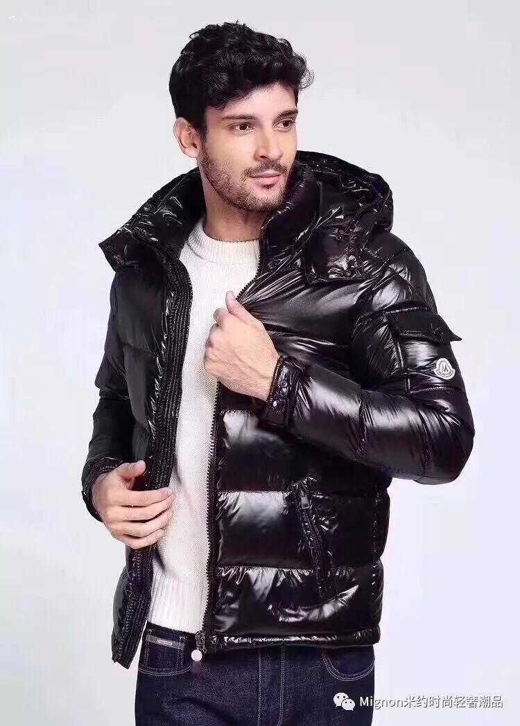 moncler 这款男女同款斜拉链羽绒服,袖子织带上万针刺绣,给了我们又骚