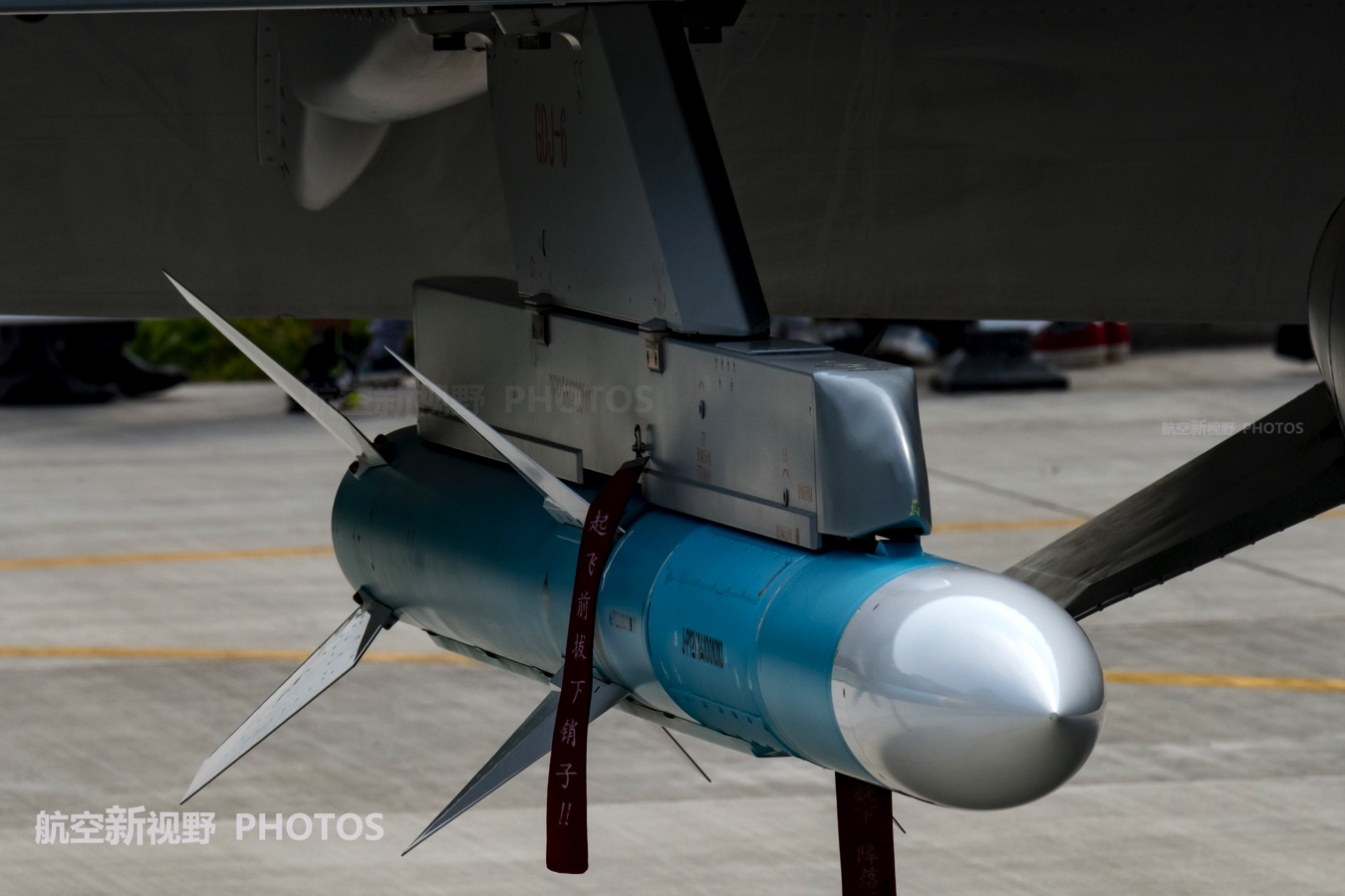 歼-10战机在服役后,国产的pl-12先进中距空空导弹已经成熟.