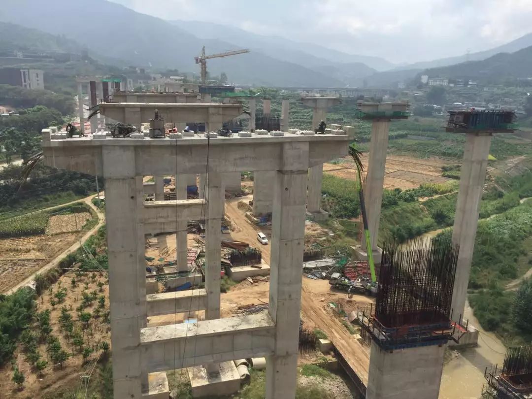 攀大高速tj1分部枢纽互通处已完成的桥梁桩