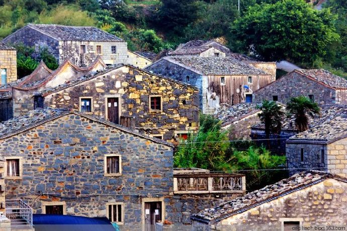 平潭石头厝与闽南大陆上砖木或土木结构的"厝"不同,平潭岛上的厝是用