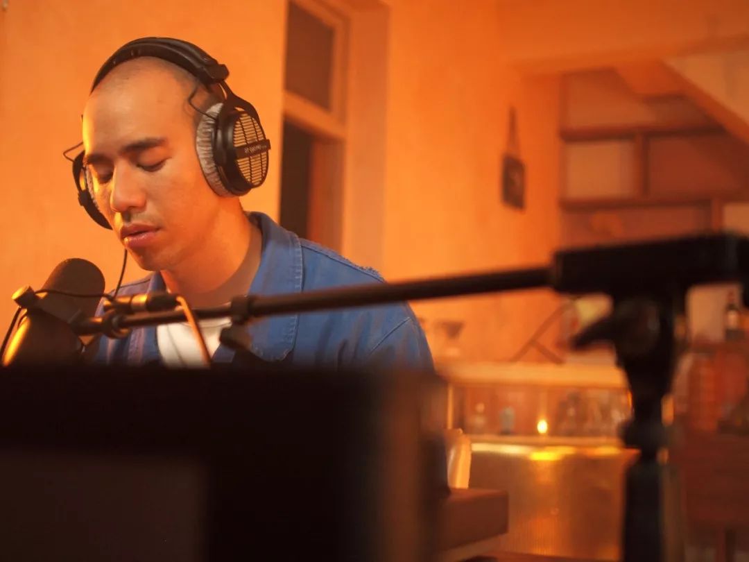 《梦里的梦》推出后,沈安在酒吧偶遇旧情人,避之