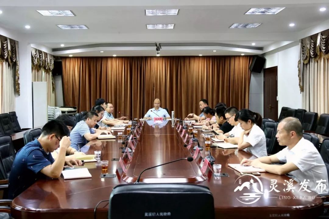 镇领导督查小城镇环境综合整治及登革热消杀工作_郑贤