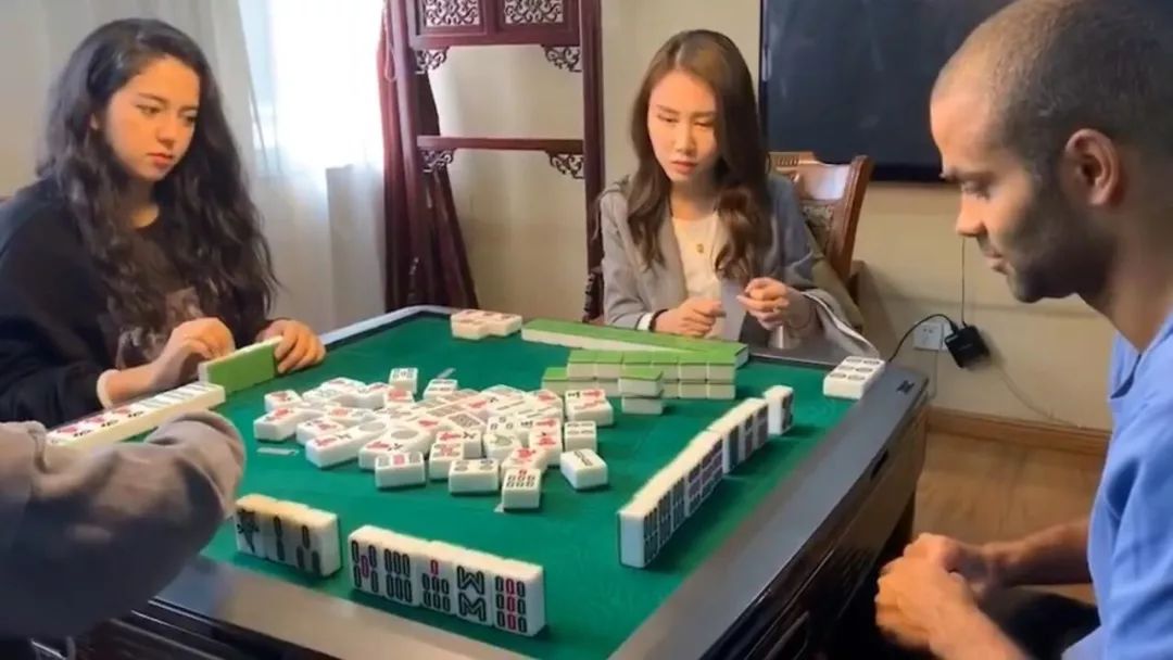 在网上流传的视频中(视频在文末),帕克聚精会神玩得有模有样,似乎非常