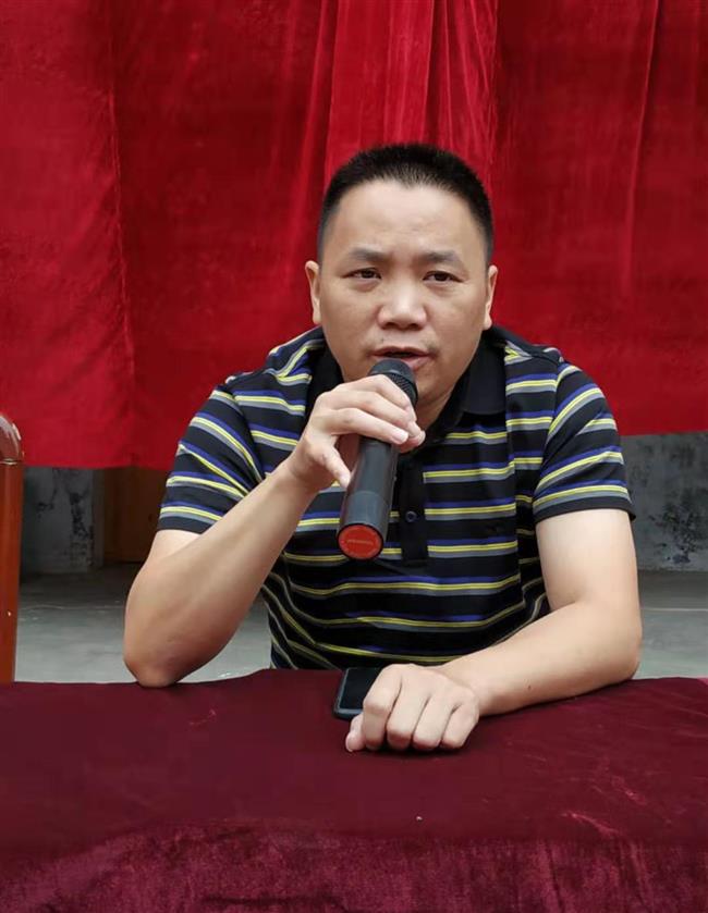 爱心老板为大水田中学学生捐赠校服